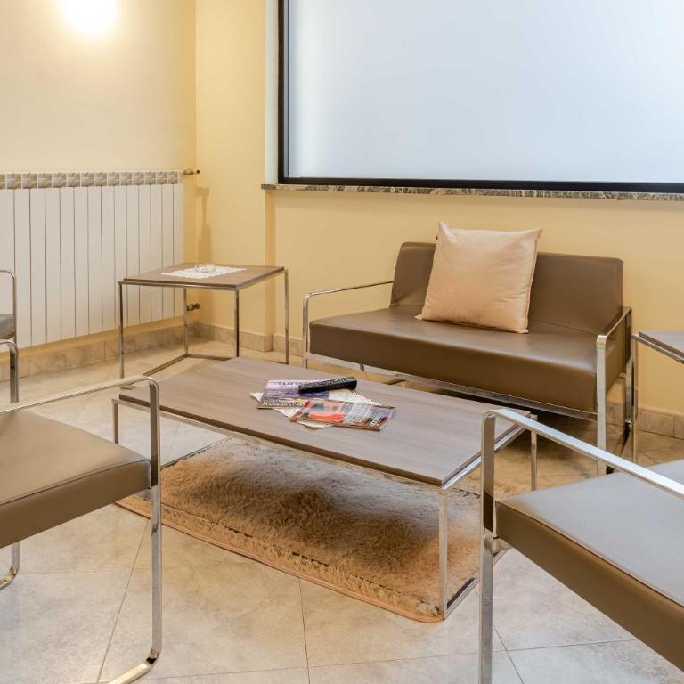 Hotel POSTA - Comfortable Stay in Ventimiglia - Camera Matrimoniale con Balcone - 10