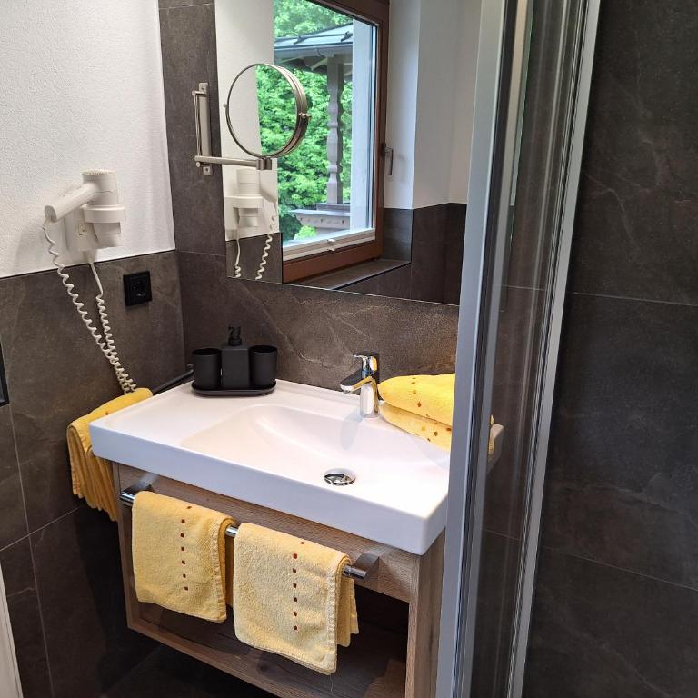 Hotel Garni Erler - Standard Doppelzimmer mit Balkon - 8