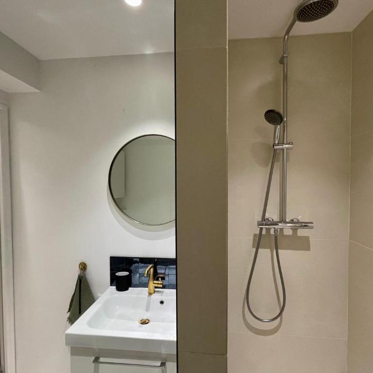 Apt 4 Guests Moderne Place Breteuil - One-Bedroom Apartment - 3