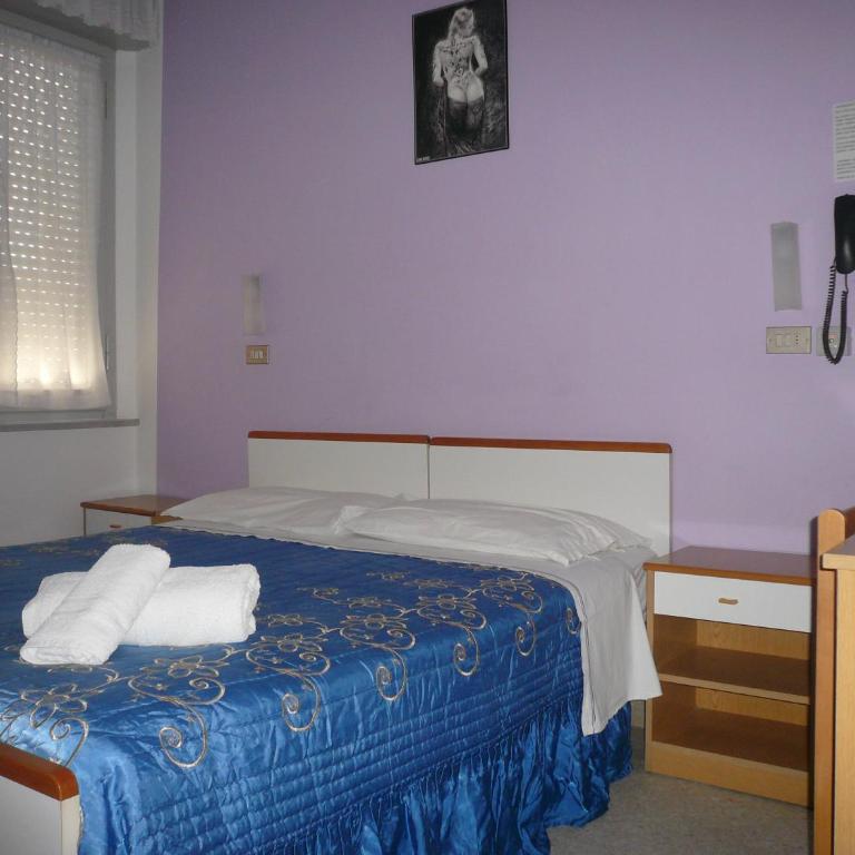 Hotel Pigalle - Doppel- oder Zweibettzimmer - 10