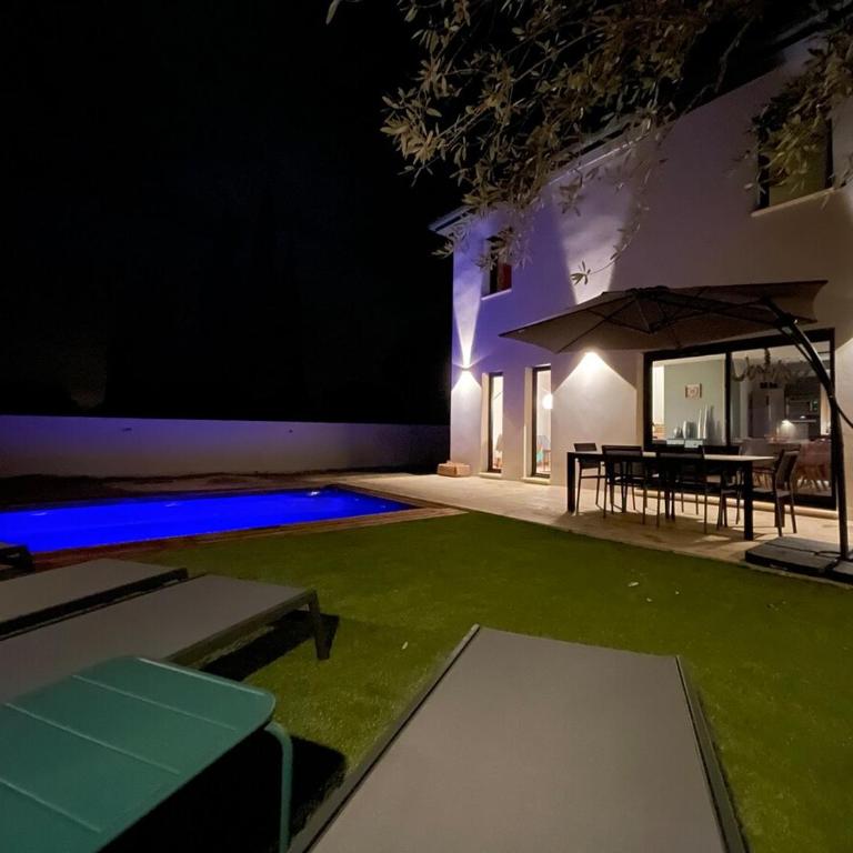 Chez NELL gîte, piscine chauffée au pied du Ventoux - Maison de Vacances 3 Chambres - 57