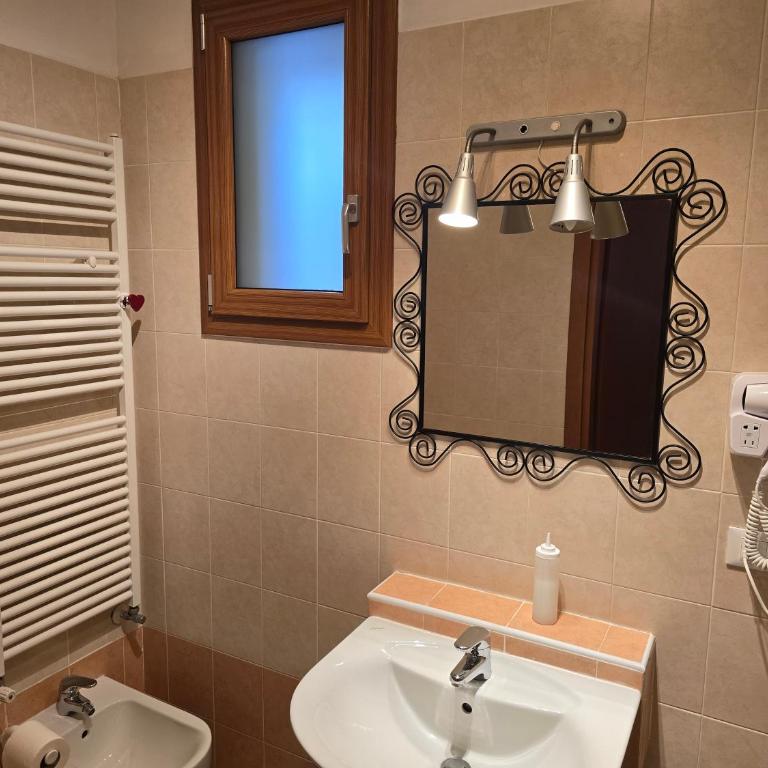Marconi Lodge - Camera Matrimoniale con Bagno Privato - 5