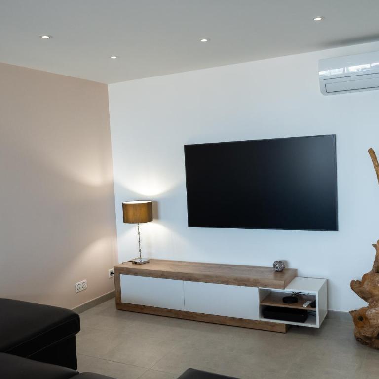La SébaïaVie - Two-Bedroom Apartment with Balcony and Sea View - 4