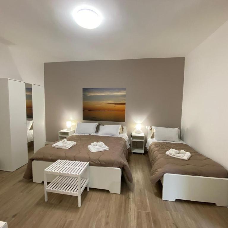 B&B Campus Suites Bari - Triple Room with Private Bathroom - 3
