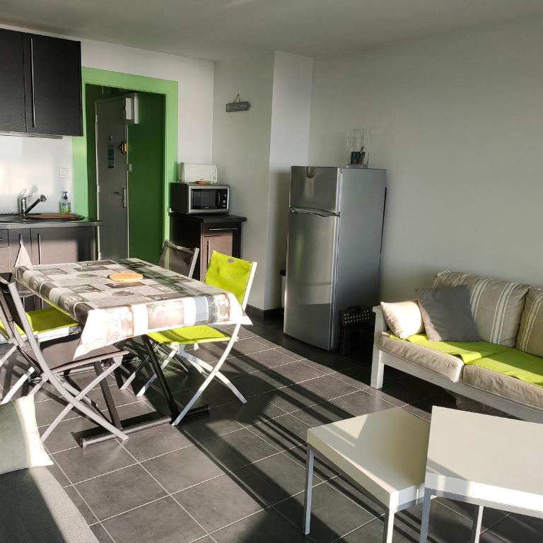 Bel Appart 2 Chambres, Terrasse, Proche Plage - FR-1-323-491 - Appartement - 26