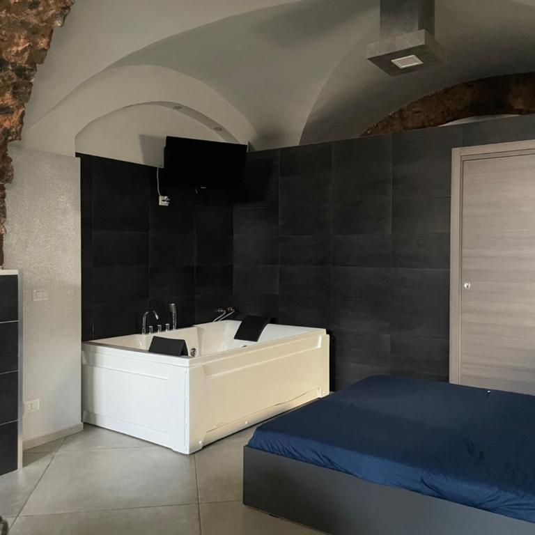 HomeSuite45 - One-Bedroom House - 13
