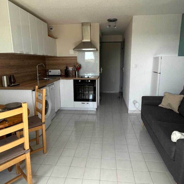 T2 - Les pieds dans le sables en toutes saisons 5 couchages - climatisation - parking privée - piscine - situation optimum et rare - Amoureva - Plage Richelieu- Cap d'Agde - One-Bedroom Apartment - 4