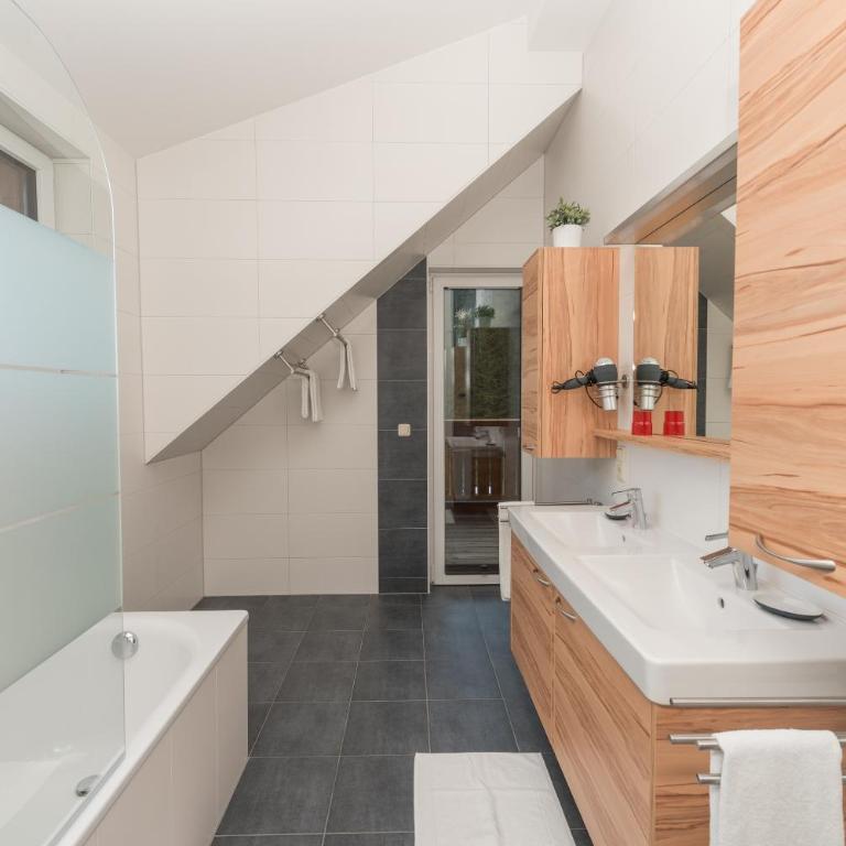 Apartment Angerer Bad Aussee - One-Bedroom Penthouse Apartment with Balcony - 17