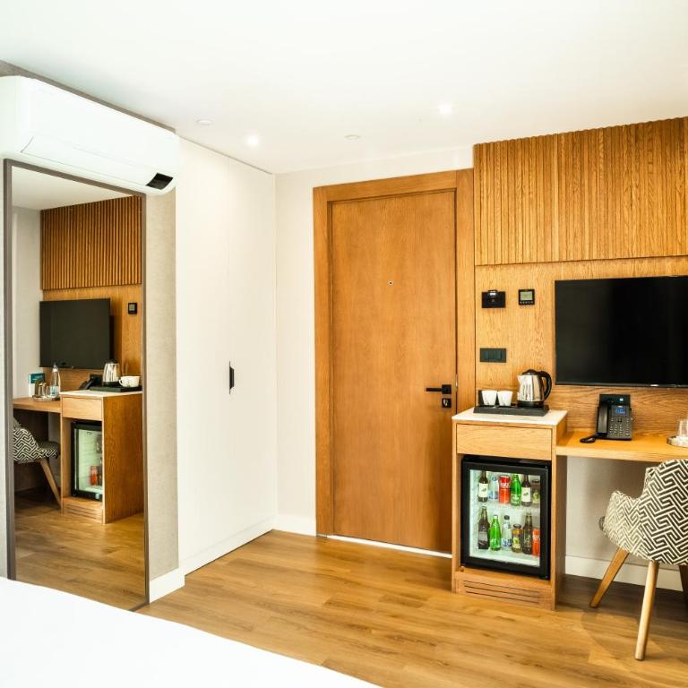 Boutique Hotel Villa Royal - Deluxe Double Room with Side Sea View - 2