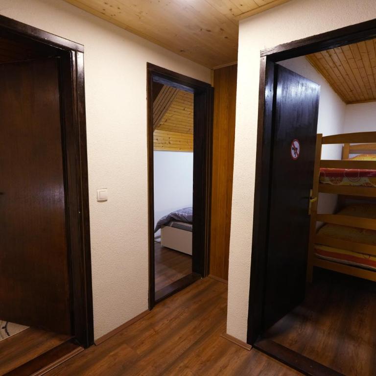 Mladenović Kuća - Four-Bedroom Vacation Home - 37