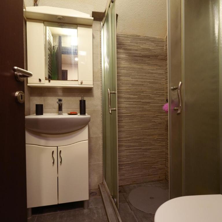 Mladenović Kuća - Four-Bedroom Vacation Home - 41