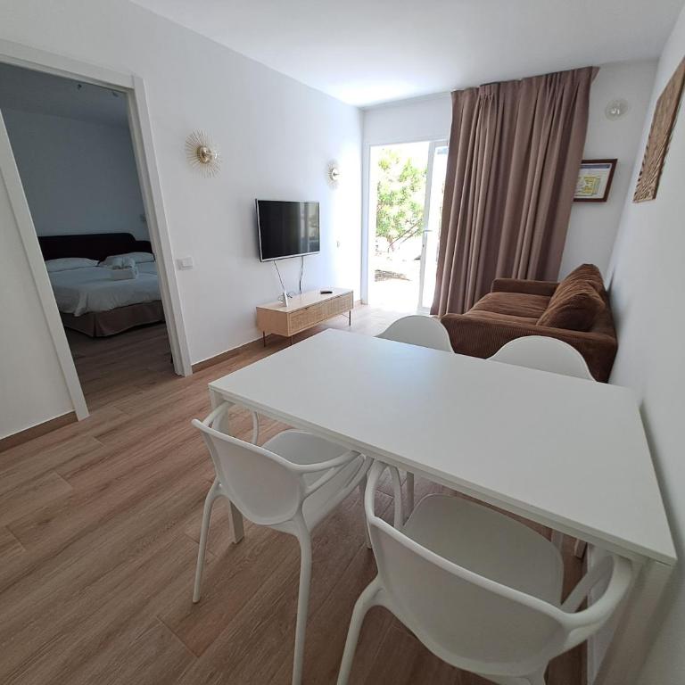 Apartamentos Alisios con terraza y piscina - Apartment - 10