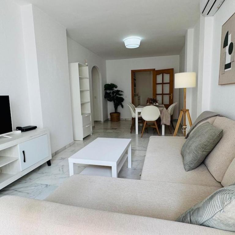 Room City Estepona Los Áticos - Apartamento de 2 dormitorios con balcón - 1