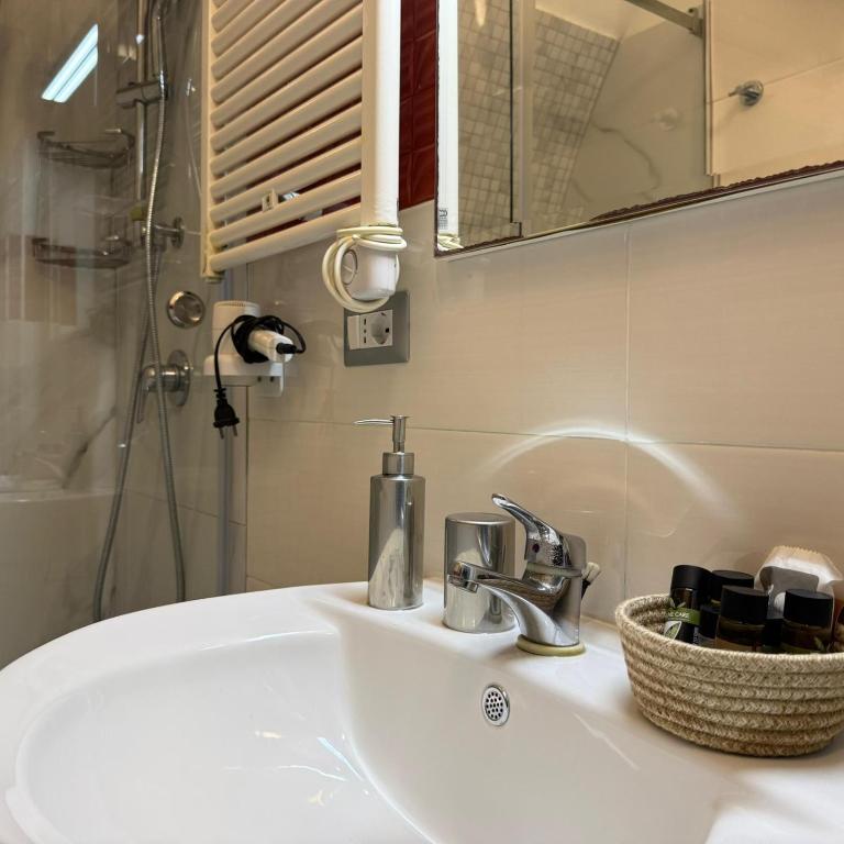 Chiaia Suites - Camera Queen Deluxe - 8