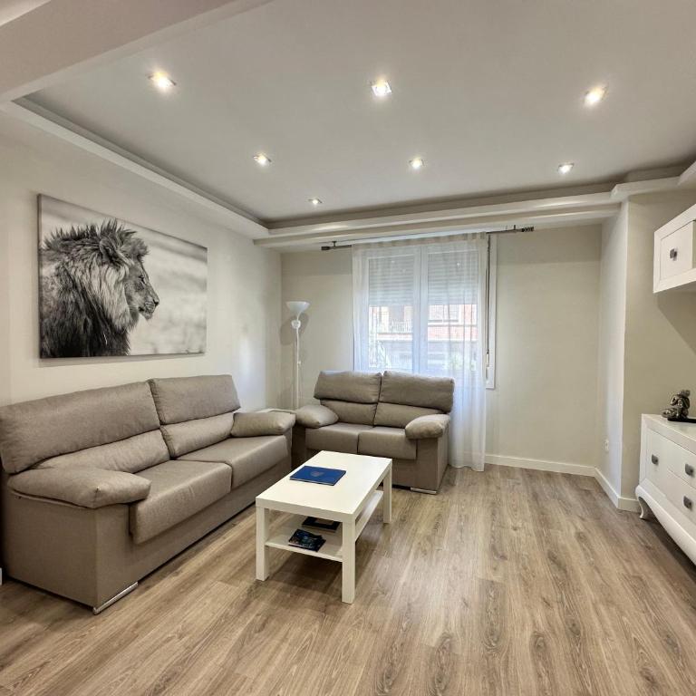 Encantador apartamento en el CENTRO de Bilbao con PARKING opcional - Three-Bedroom Apartment - 1