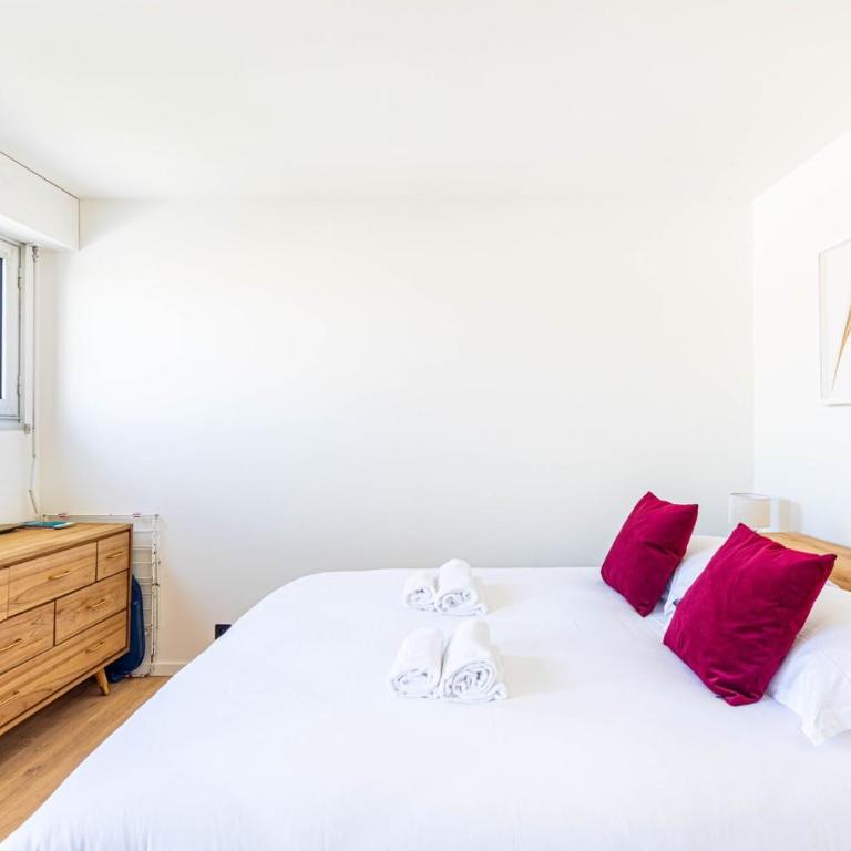 GuestReady - Sunny Chic Retreat with Balcony - One-Bedroom Apartment - 8
