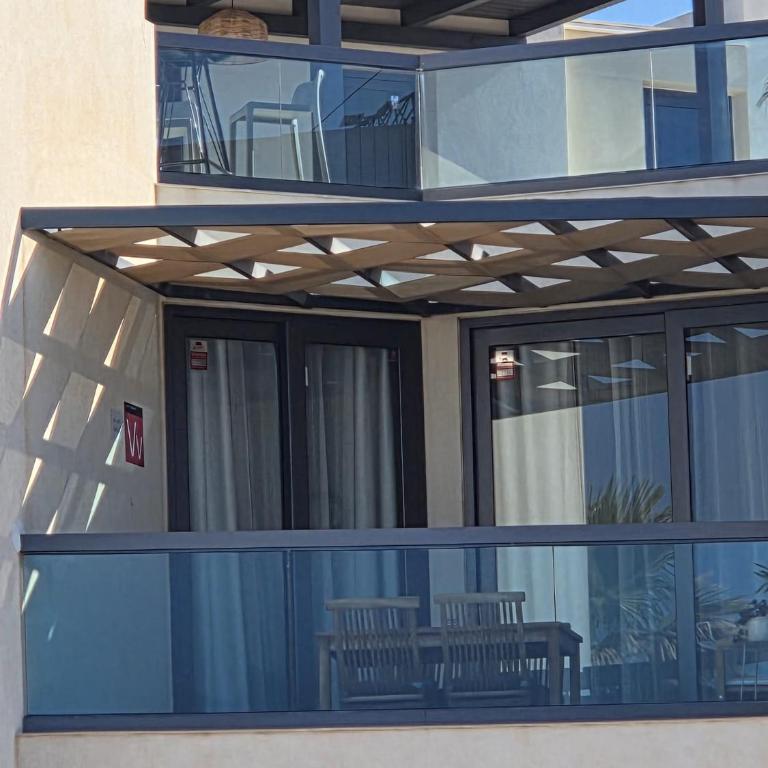 Terraza privada, vistas al mar y piscina comunitaria - Apartamento de 1 dormitorio - 70