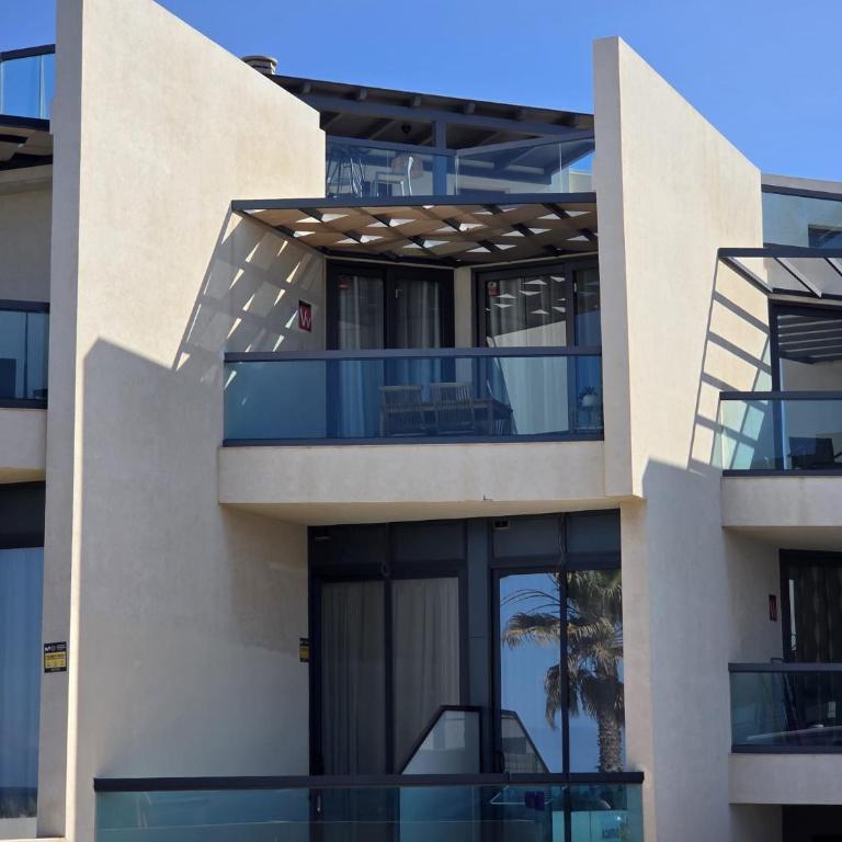 Terraza privada, vistas al mar y piscina comunitaria - Apartamento de 1 dormitorio - 3