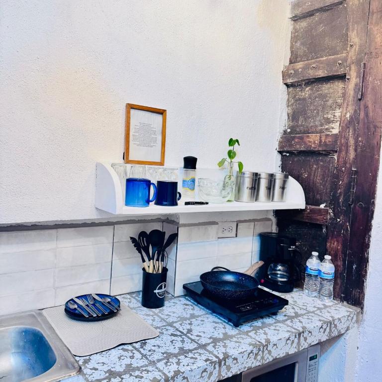 Mini apartment in downtown SMA with Kitchenette and KING SIZE BED - One-Bedroom Apartment - 14