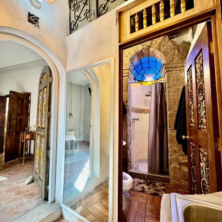 Mini apartment in downtown SMA with Kitchenette and KING SIZE BED - One-Bedroom Apartment - 16