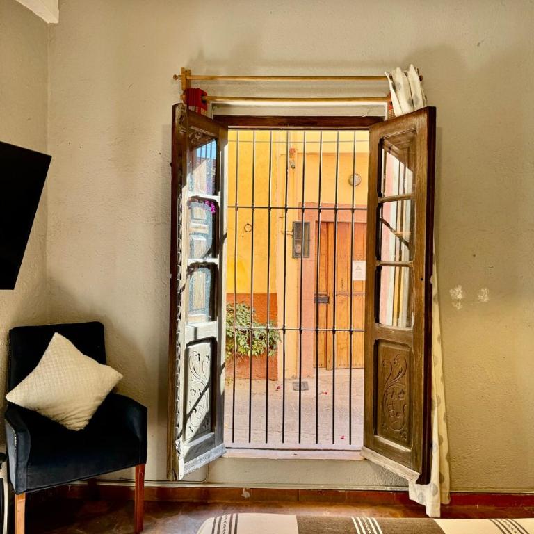 Mini apartment in downtown SMA with Kitchenette and KING SIZE BED - One-Bedroom Apartment - 19