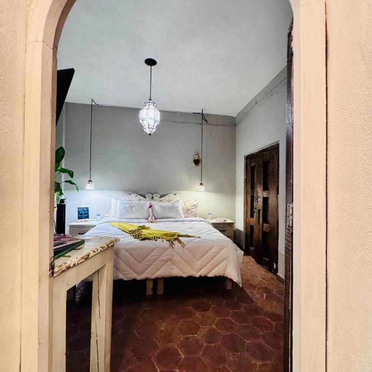 Mini apartment in downtown SMA with Kitchenette and KING SIZE BED - One-Bedroom Apartment - 20