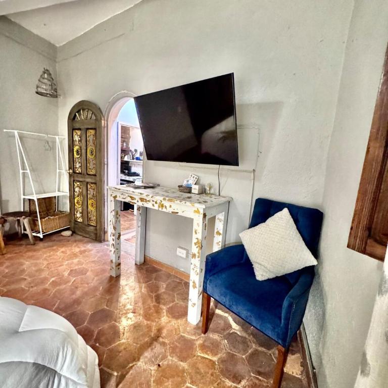 Mini apartment in downtown SMA with Kitchenette and KING SIZE BED - One-Bedroom Apartment - 22