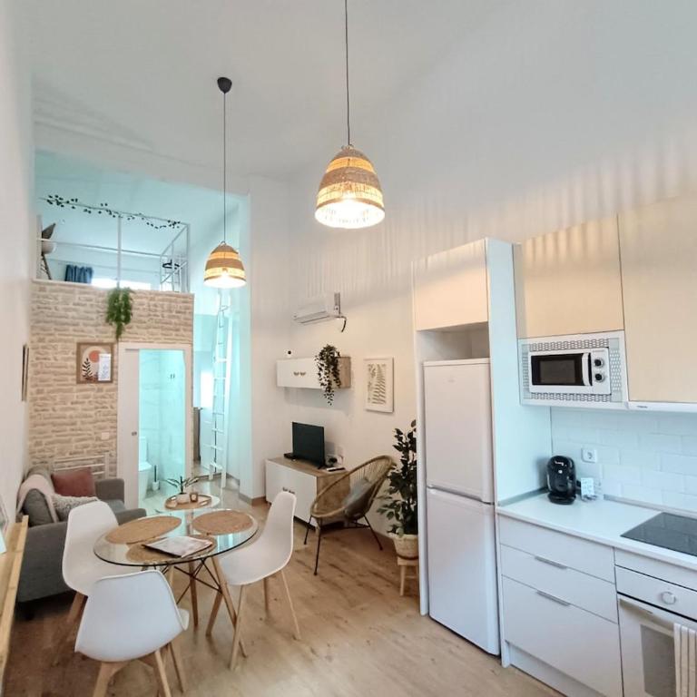 Tourist loft, 6 metro stops to center, AC & 2BR & WiFi - Two-Bedroom Apartment - 11