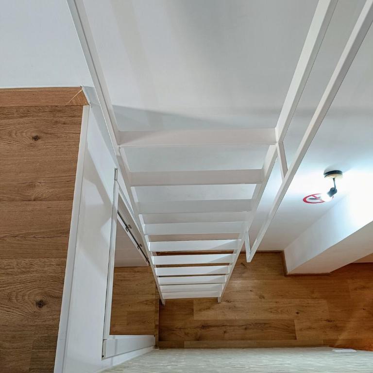 Tourist loft, 6 metro stops to center, AC & 2BR & WiFi - Two-Bedroom Apartment - 24
