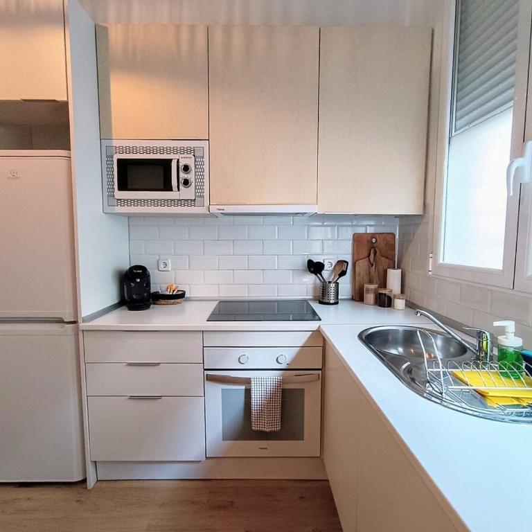 Tourist loft, 6 metro stops to center, AC & 2BR & WiFi - Two-Bedroom Apartment - 14