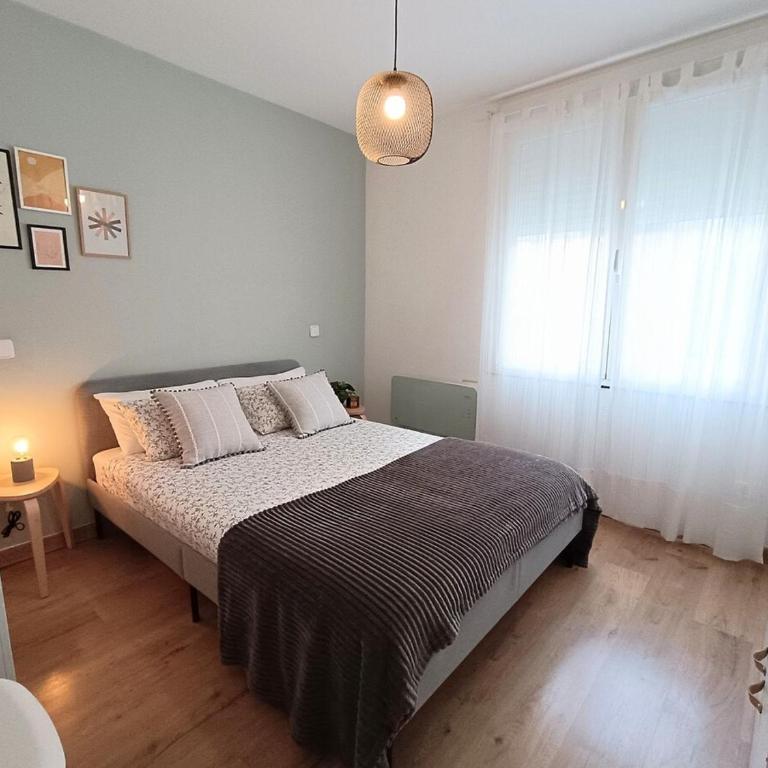 Tourist loft, 6 metro stops to center, AC & 2BR & WiFi - Two-Bedroom Apartment - 23