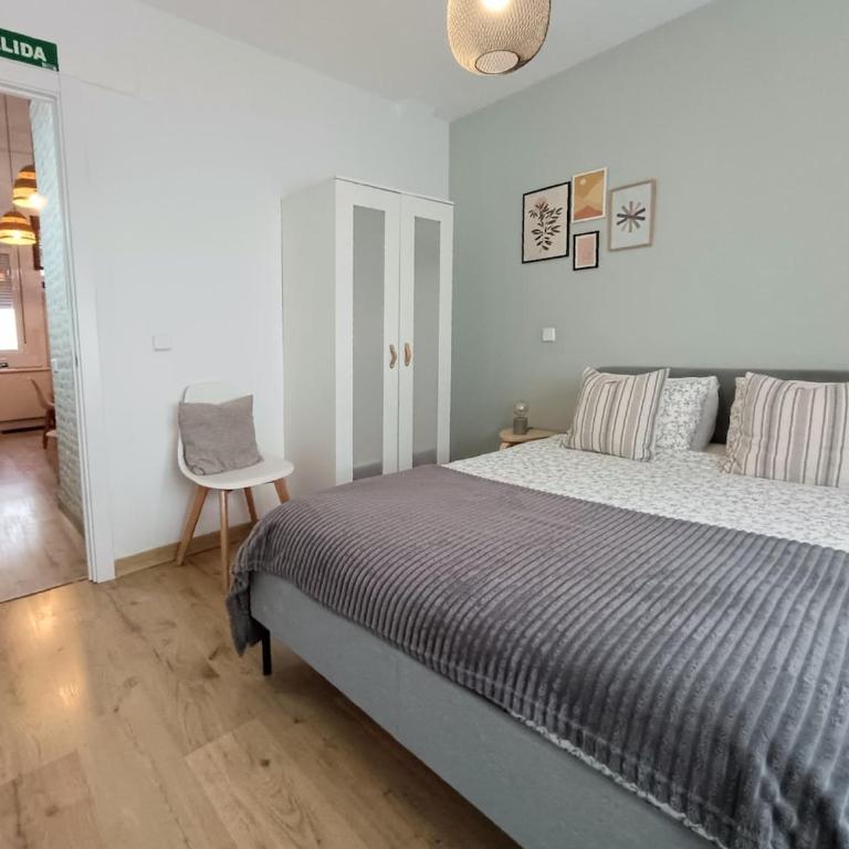 Tourist loft, 6 metro stops to center, AC & 2BR & WiFi - Two-Bedroom Apartment - 22