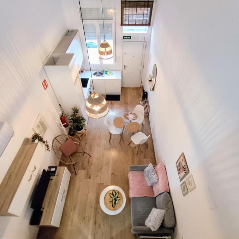 Tourist loft, 6 metro stops to center, AC & 2BR & WiFi - Two-Bedroom Apartment - 13