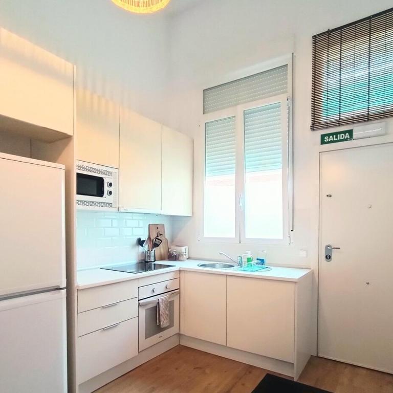 Tourist loft, 6 metro stops to center, AC & 2BR & WiFi - Two-Bedroom Apartment - 17