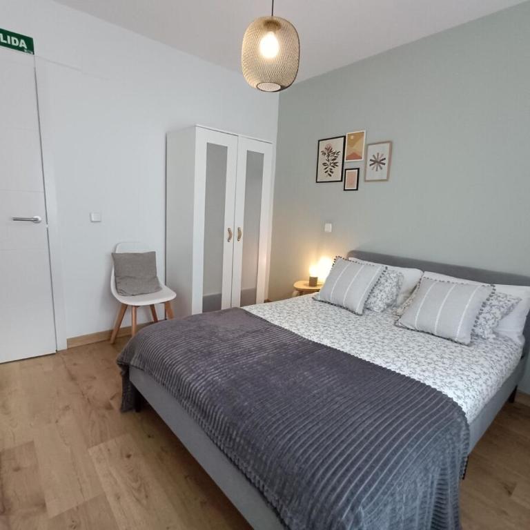 Tourist loft, 6 metro stops to center, AC & 2BR & WiFi - Two-Bedroom Apartment - 6