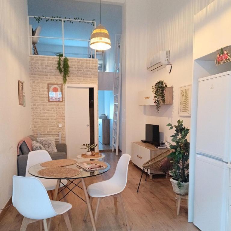 Tourist loft, 6 metro stops to center, AC & 2BR & WiFi - Two-Bedroom Apartment - 12