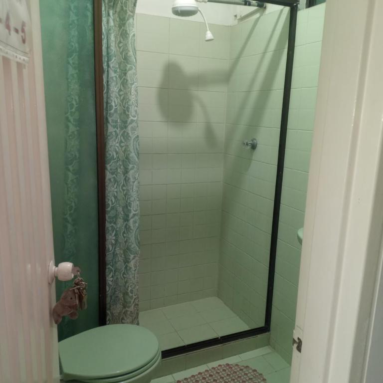 HOSPEDAJE'S HE - Habitación Doble con baño privado externo - 1 o 2 camas - 5