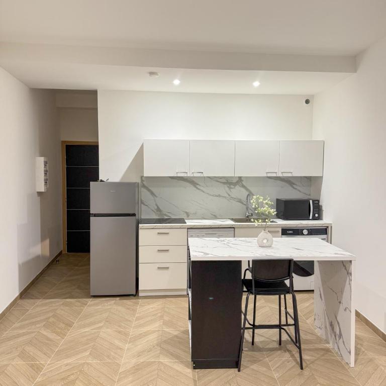 T1 luxe Hyper centre 100 m du port Clim wifi fibre - One-Bedroom Apartment - 3