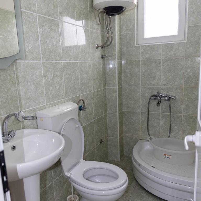 Villa Duraku - Dvokrevetna Soba sa Bračnim Krevetom i Terasom - 9