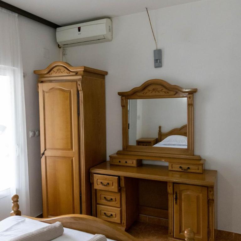Villa Duraku - Trokrevetna Soba sa Terasom - 9
