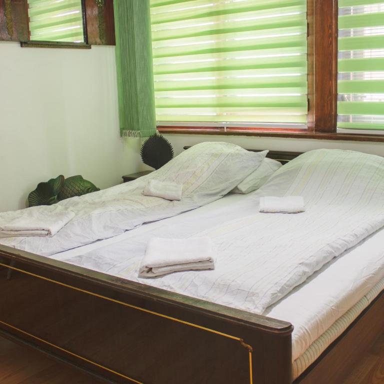 Pink Houdini Home - Triple Room with Private Bathroom - 13