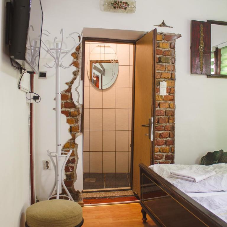 Pink Houdini Home - Triple Room with Private Bathroom - 12