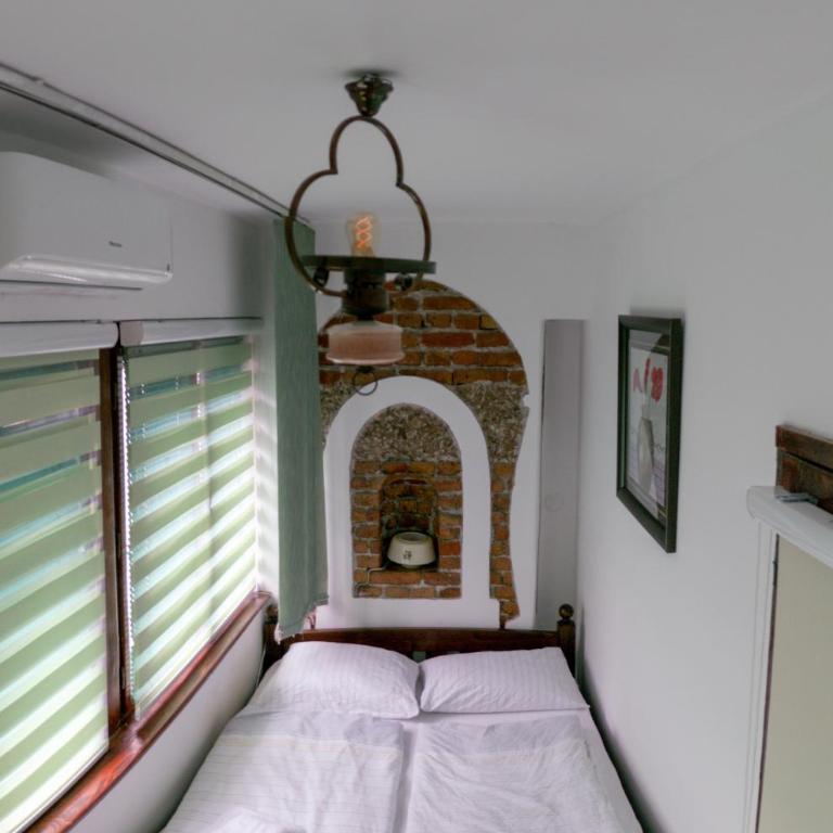 Pink Houdini Home - Niskobudžetna Dvokrevetna Soba sa Bračnim Krevetom - 13