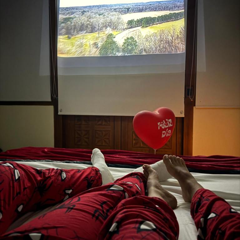 Glamping Entre Rocas Tena - Habitación con cama extragrande y vistas a la montaña - 19
