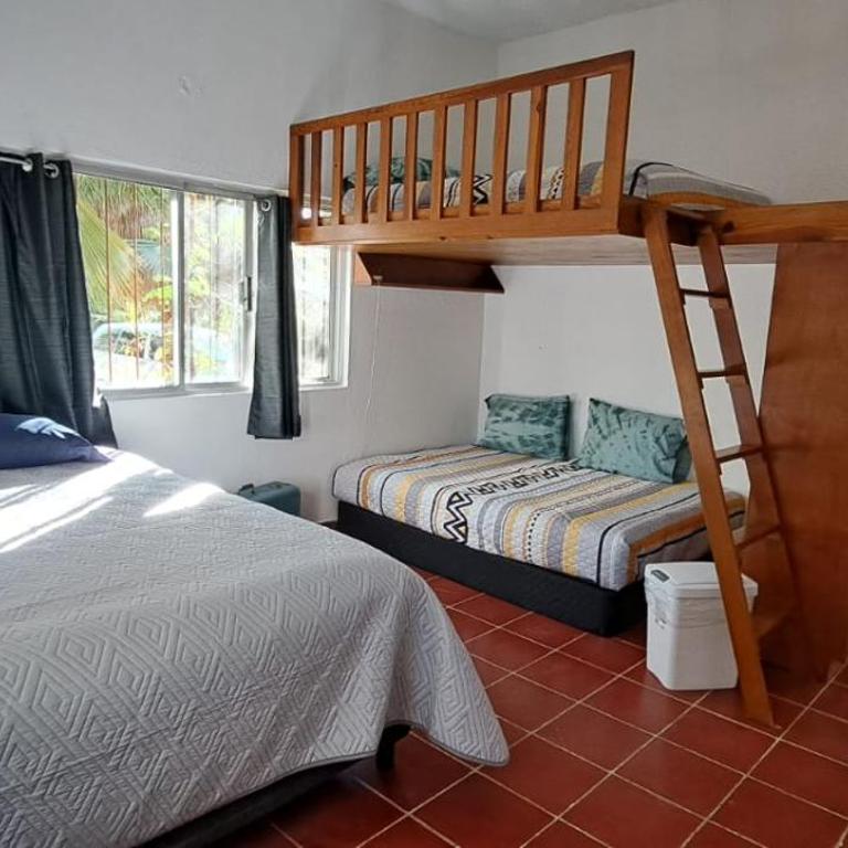 La Playita Hostal - Family Room with Private Bathroom - 21