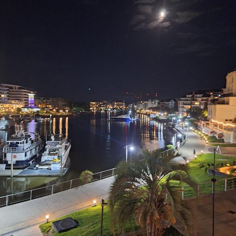 Apart , Departamento condominio en Bahia grande Nordelta con balcon y vista a la bahia - Estudio con sofá cama - 21
