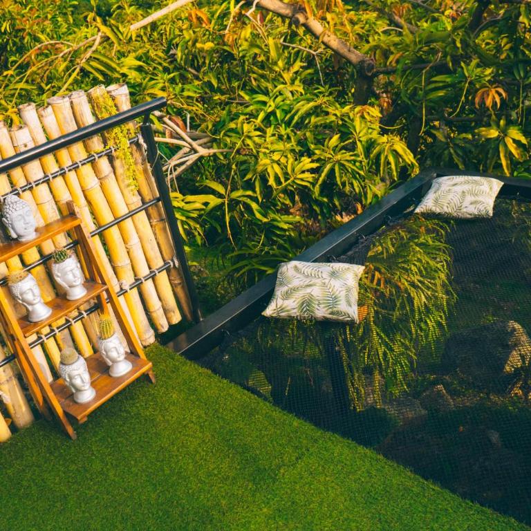 Glamping Entre Rocas Tena - Habitación con cama extragrande y vistas a la montaña - 67