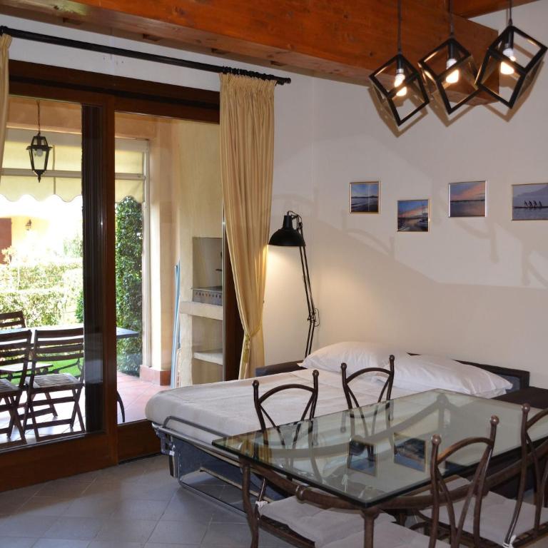 Cozy Garden Flat by Lake - One-Bedroom Apartment - 11