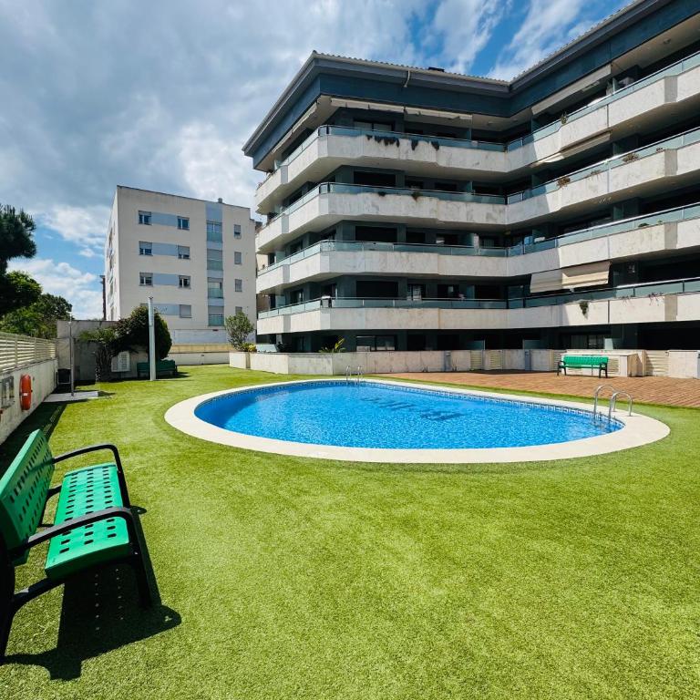 Hermoso piso en un paso de la Playa de Fenals con piscina - Casa con 1 dormitorio - 1