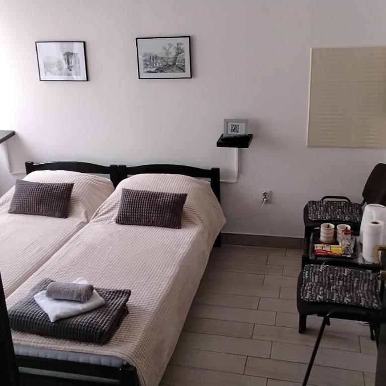 Dream INN Sarajevo - Twin Room with Private Bathroom - 1